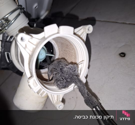 ניקוי סתימה וסיבים ממשאבת ניקוז של מכונת כביסה